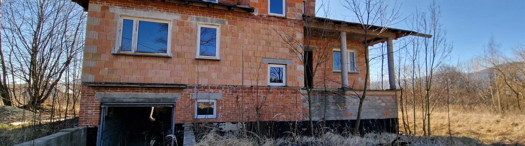 Dom z dużą działką w stanie surowym zamkniętym