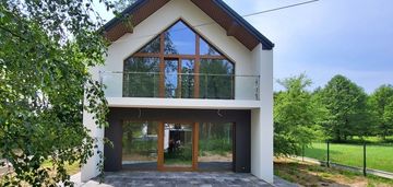 Dom przy lesie w kawce – przestrzeń i natura