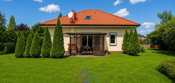 5 pokoi, 601 m² działka, garaż, klimatyzacja
