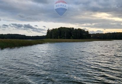 Działka budowlana z linią brzegową, skolity