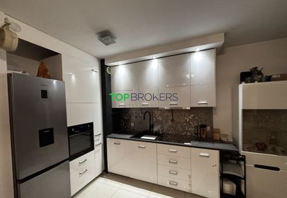 Salon z aneksem i dwie sypialnie, dwa garaże,metro