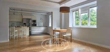 Duży dom jednorodzinny na zielonym oporowie