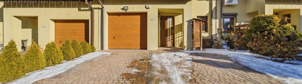 Ładny dom szeregowy z garażem i ogródkiem