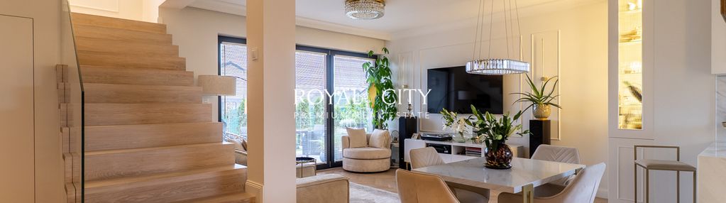 Dom w jakości premium zgorzała z ogrodem.