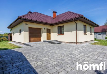 Dom wolnostojący ogrodem oraz tarasem