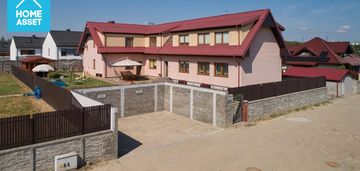 Przestrzeń biurowa lub mieszkalna dla firmy.