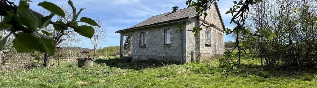 Nieduży dom na wzgórzu w kramarzówce