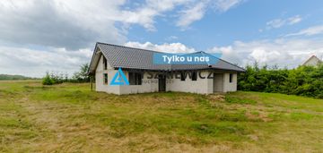 Dom jednorodzinny parterowy z wielospadowym dachem